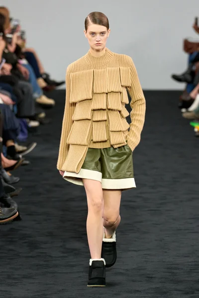 Look 16